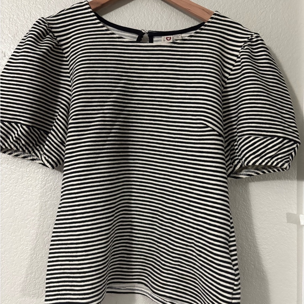 Dolan Elevated black and cream stripped top. Keyhole back, puff short sleeves.